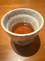 白いわの湯飲みに入った香ばしい日本茶