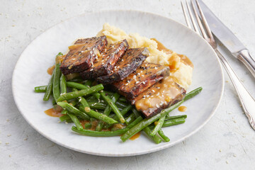 Green beans with tofu and mashed potatoes
