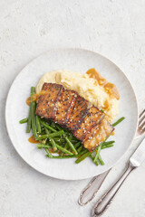 Green beans with tofu and mashed potatoes