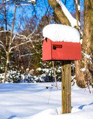 Naklejka premium Red mailbox in snow