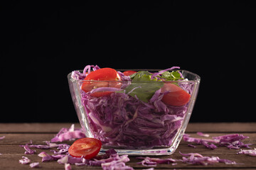 Glass bowl filled with red cabbage and tomatoes