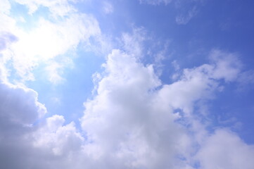 太陽と青空が美しい背景