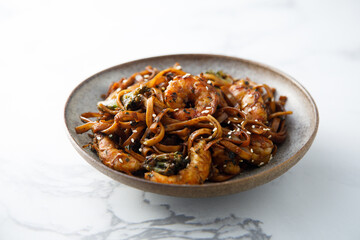 Rice noodles with shrimps and broccoli