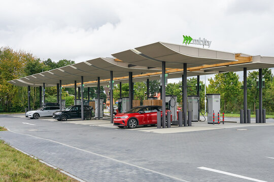 HILPERTSWEILER, DEUTSCHLAND - 30.08.25: Moderner mblty Schnellladepark f&uuml;r Elektroautos