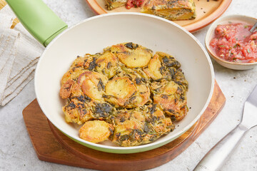 Green tortilla with tomato dip