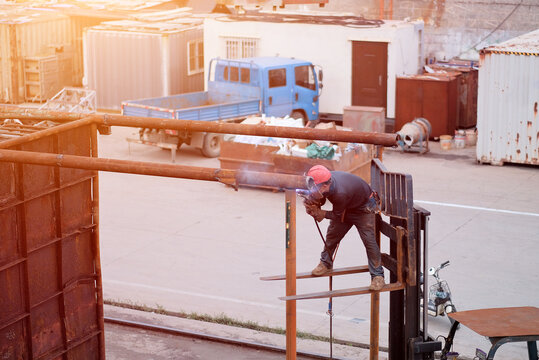 Non-Compliant Unsafe Working Envrionment During Welding Procedures Outdoors