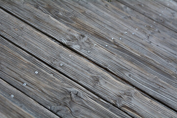 Listones de madera con tornillos