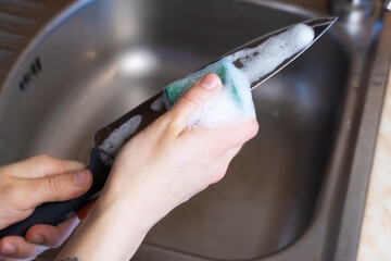 cleaning the kitchen sink