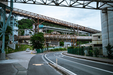 工場の迫力ある配管設備と道路の景観 / Dynamic view of factory pipelines and road in industrial area
