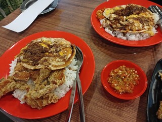 Egg rice with fried onion topping