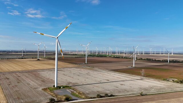 Panorama Luftaufnahme eines gro&szlig;en Windparks bei tierstehender Sonne in herbstlicher Landschaft. Symbol f&uuml;r erneuerbare Energie