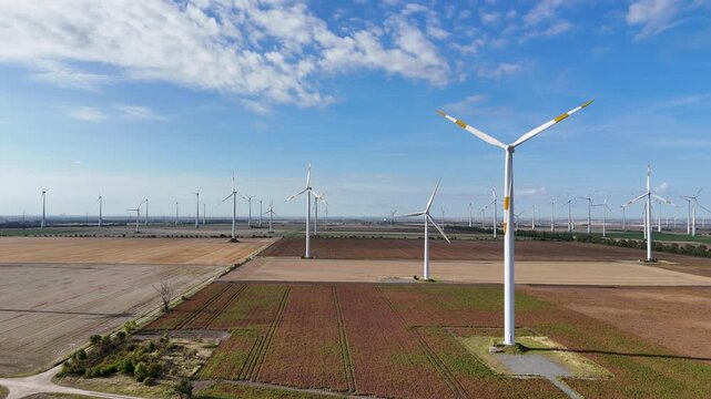 Panorama Luftaufnahme eines gro&szlig;en Windparks bei tierstehender Sonne in herbstlicher Landschaft. Symbol f&uuml;r erneuerbare Energie