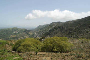 Fototapeta premium Vue vers la vallée de la rivière Mousselas et le massif du Psiloritis depuis Kallikratis près de Sfakia en Crète