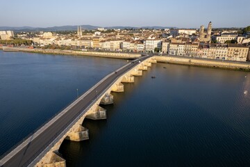 Fototapeta premium Vue aérienne de la ville de Mâcon avec un premier plan le pont Saint-Laurent franchissant la Saône et débouchant sur le quai Lamartine