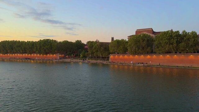 Rive de la Garonne &agrave; Toulouse au coucher du soleil c&ocirc;t&eacute; quai de la daurade