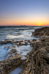 Der Strand Playa de Sancti-Petri bei Sancti Petri in der Provinz Cadiz in Andalusien in Spanien bei Sonnenuntergang