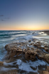 Der Strand Playa de Sancti-Petri bei Sancti Petri in der Provinz Cadiz in Andalusien in Spanien bei Sonnenuntergang