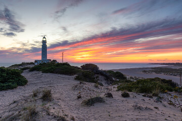 Der Leuchtturm von Kap Cabo Trafalgar bei Vejer de la Frontera in der Provinz Cadiz in Andalusien...