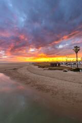 Der Fluss Rio Salado an der Stadt Conil de la Frontera in der Provinz Cadiz in Andalusien in Spanien bei Sonnenuntergang