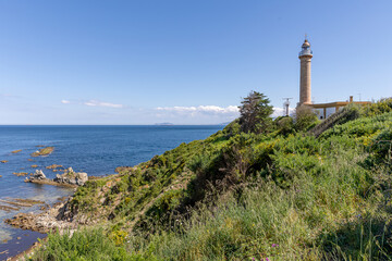 Der Leuchtturm Faro Punta Carnero bei Algeciras in der Provinz Cadiz in Andalusien an der Strasse...