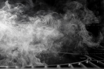 dym unoszący się nad grillem