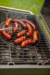 kiełbaski pieczone na grillu węglowym