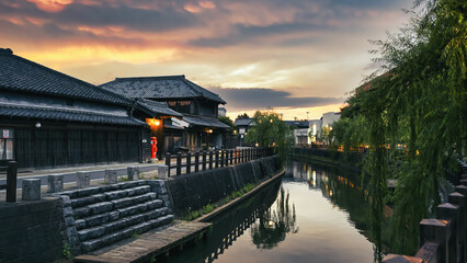 水路のある街の夕暮れ