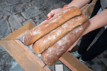 Pan fresco en tabla de madera