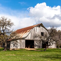 Obraz premium Rustic barn under a partly cloudy sky