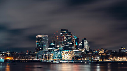 Obraz premium Big Ben and Westminster seen from under a bridge on the Thames, dramatic architecture perspective at night