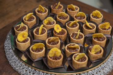 Doces de banana com chocolate para festa