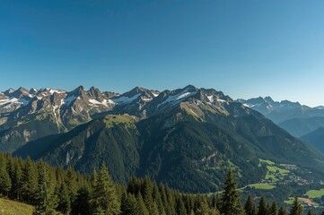 Obraz premium Scenic view of the primary mountain range during summer