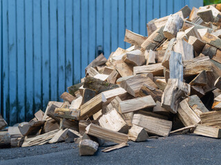 Kaminholz Lieferung für die warme Wohnung im Winter
