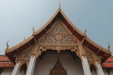 Obraz premium Buddhist monastery featuring a traditional Thai temple roof