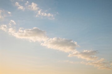 Obraz premium Abstract pastel sky with soft clouds and blurred light, capturing a summer holiday vibe in an autumn atmosphere