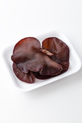 トレーに入ったきくらげ　白バック