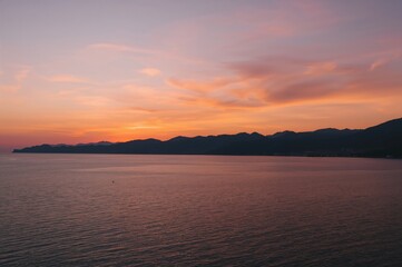 Naklejka premium Evening Glow over the Mountain Range