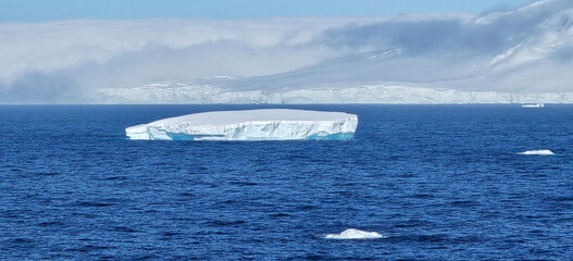 Naklejka premium Iceberg in the Southern Ocean