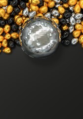 flyer pour soirée disco avec boule à facettes et ballons dorés, argentés et noir - fond gris foncé - rendu 3D