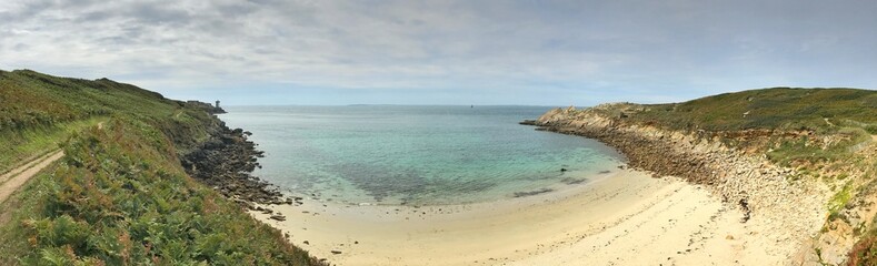 Fototapeta premium Panoramic view of a tranquil coastal beach with clear turquoise waters