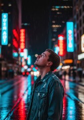 Obraz premium Urban night rain; man looks up