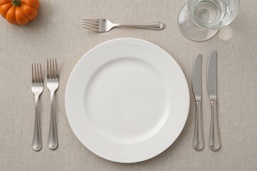 Minimalist Thanksgiving Table Arrangement