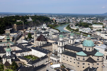 Obraz premium Blick von der Hohensalzburg auf die Altstadt von Salzburg im Sommer