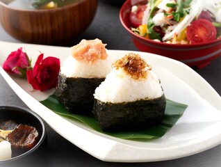 鮭おにぎり、鰹節のおにぎり