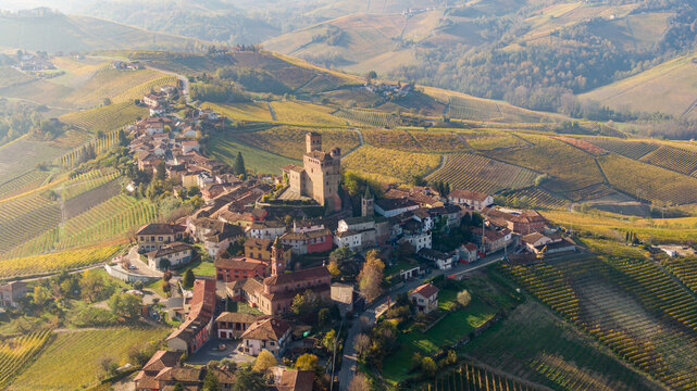 Castello di Serralunga d'Alba nelle Langhe in autunno