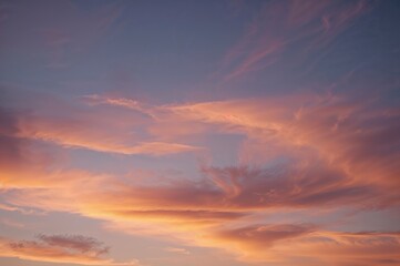 Fototapeta premium Sunset Horizon Featuring Drifting Clouds at Dusk