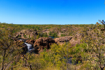 オーストラリア　ノーザンテリトリーのニトミルクの壮大な自然の中の美しいEdith Falls