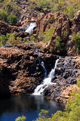 オーストラリア　ノーザンテリトリーのニトミルクの美しいEdith Fallsの二つの滝（縦構図）