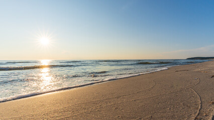 Der Ostseestrand auf der Insel Hiddensee im Sommer bei wunderschönem Sonnenschein