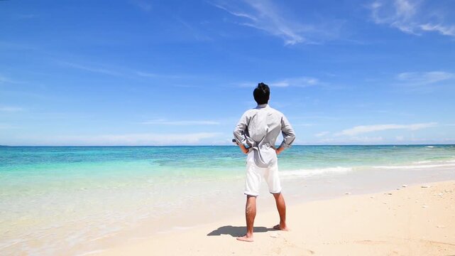 沖縄の美しいビーチで寛ぐ男性